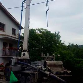 Tejados y Reformas Iruña grúa